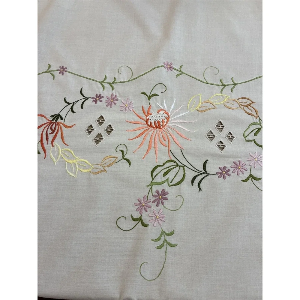 VTG Embroidered Tablecloth & 8 Napkins Cream  Cotton 64x80
